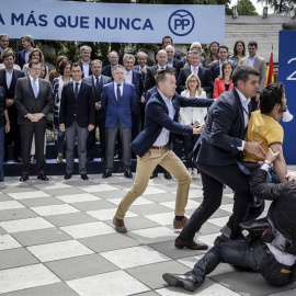 Momento en el que el espontáneo es reducido por los equipos de seguridad. / EFE