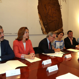 Fotografía facilitada por el Ayuntamiento de Barcelona de Jaume Collboni (PSC); Carina Mejías (Ciutadans); Xavier Trias (CiU); Ada Colau (BComú); Alfred Bosch (ERC), y Àngels Esteller (PP) durante la firma de la prórroga del contrato para a