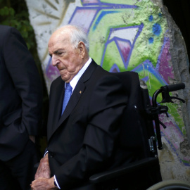 El excanciller alemán Helmut Kohl, en silla de ruedas en una imagen de archivo. REUTERS