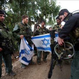 Un grupo de soldados israelíes a su regreso a Israel tras participar en una ofensiva israelí contra el grupo islamista Hamás en la Franja de Gaza. /EFE