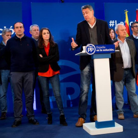 El cabeza de lista del PPC en las elecciones del 21D, Xavier García Albiol, acompañado de la ministra de Sanidad Dolors Montserrat (i), y la diputada del Congreso Andrea Levy (3i), durante la rueda de prensa para valorar los resultados elec