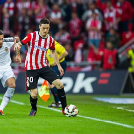 Nuno habla con el asistente de Texeira Vitienes en el partido entre Valencia y Athletic de la discordia.