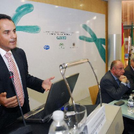 El director del Laboratorio de Identificación Genética de la Universidad de Granada, José Antonio Lorente (i) durante su intervención en un acto en el Centro Andaluz de Genómica e Investigación Ongológica.