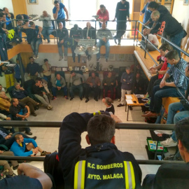 Asamblea de los bomberos de Málaga, durante su encierro. TWITTER @encierrobombmlg