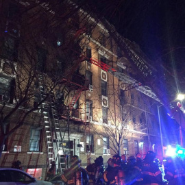 Bomberos de Nueva York trabajan en el lugar del incendio. | EFE