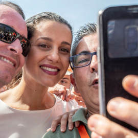 La portavoz de la Ejecutiva nacional de Ciudadanos, Inés Arrimadas, se fotografía con varios simpatizantes tras un acto en Palma de Mallorca. EFE