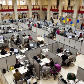 Funcionarios del Estado, en su puesto de trabajo. EFE