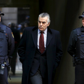 El extesorero del PP Luis Barcenas, a la salida de la Audiencia Nacional, en enero de 2015. REUTERS/Susana Vera