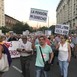 Algunos de los manifestantes que se han protestado esta tarde en Madrid por un sistema de pensiones digno - Arancha Ríos