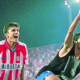Toni y Kiko celebran el título de Liga logrado por el Atlético de Madrid en 1996.