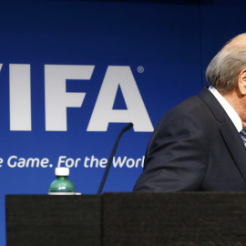 Blatter, tras su rueda de prensa. REUTERS/Ruben Sprich