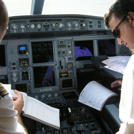 Tripulación de cabina de un vuelo de Iberia. IBERIA