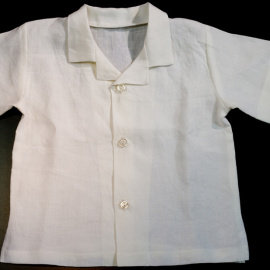 Camisa de niño, tipo Nelson Mandela, a la venta en Zapatelas. JAIRO VARGAS