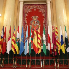 Banderas de las comunidades autónomas en el Senado. EFE