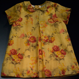 Vestido de niña del proyecto social. JAIRO VARGAS