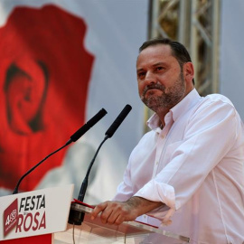 José Luis Ábalos durante su discurso en la tradicional Fiesta de la Rosa de los socialistas catalanes en Gavà. | Alejandro García - EFE