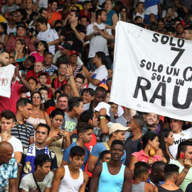 Aficionados asisten al partido amistoso entre el Cosmos y la selección nacional cubana en el estadio Pedro Marrero de La Habana. / ALEJANDRIO ERNESTO (EFE)