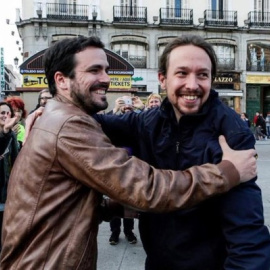 Fotografia colgada por Izquierda Unida en la red social Twitter de los lideres de Podemos Pablo Iglesias y Alberto Garzón tras alcanzar un acuerdo para la confluencia. / EFE