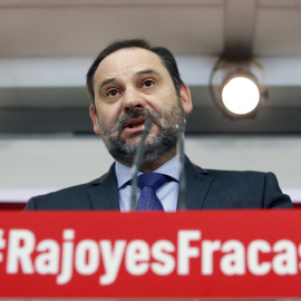 El secretario de Organización del PSOE, José Luis Ábalos, durante la rueda de prensa ofrecida en la sede del partido, en Madrid, para hacer balance del año 2017. EFE/Javier Lizón