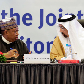 El ministro de Arabia Saudí de Enegía, Khalid al-Falih, conversa conel secretario general de la OPEP, Mohammed Barkindo, durante la reunion del cártel de productores de petróleo en Argel. REUTERS/Ramzi Boudina