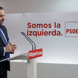 El secretario de Organización del PSOE, José Luis Ábalos, durante la rueda de prensa ofrecida en la sede del partido, en Madrid, para hacer balance del año 2017. EFE/Javier Lizón