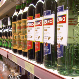 Botellas de alcohol en el supermercado.