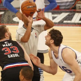 Momento en el que los hermanos Gasol saltan en el arranque del All Star.