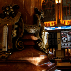 El patio de negociación de la Bolsa de Madrid, con el panel que informa de la evolución del Ibex 35, principal indicador del mercado bursátil español. EFE/Javier Lizón