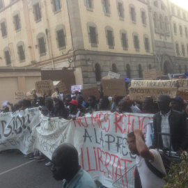 Decenas de manteros se manifiestan en Barcelona contra la represión policial.