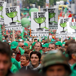 Miles de personas marchan durante una manifestación nacional convocada por tres sindicatos belgas en protesta por los recortes en los servicios públicos y la educación, en Bruselas, Bélgica, hoy, 24 de mayo de 2016. EFE/Olivier Hoslet