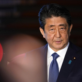 El primer ministro japonés, Shinzo Abe, habla con los periodistas antes de asistir a una reunión de la sede de medidas contra la enfermedad del coronavirus en la residencia oficial del primer ministro en Tokio, Japón, el 6 de abril de 2020 