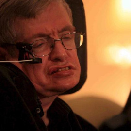 El científico británico Stephen Hawking, a su llegada al instituto Weizman en Rehovot, Israel, en 2006. Hawking que llegó hoy a Chile para participar en un encuentro académico, manifestó sus deseos de sobrevolar el volcán Llaima.