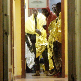 Llegada al puerto de Melilla de los 27 inmigrantes de origen subsahariano que llegaron anoche en patera a las Islas Chafarinas, entre ellos cuatro mujeres y cinco que han dicho ser menores de edad. EFE/ F.G.Guerrero