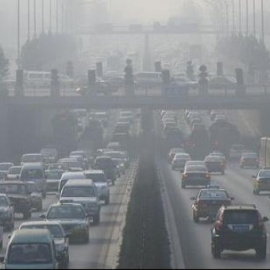 Contaminación en uno de los accesos a Madrid. / EFE