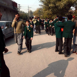 Varios alumnos rescatados por las Fuerzas de Seguridad salen del centro tras el ataque talibán contra un colegio gestionado por el Ejército en Peshawar (Pakistán). EFE/Bilawal Arbab