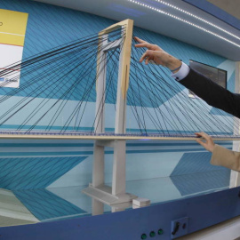 La entonces ministra de Fomento, Ana Pastor, junto al presidente de la Xunta, Alberto Núñez Feijoo, observan la maqueta del puente de Rande.-EFE
