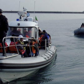 Guardacostas turcos durante el rescate de 44 migrantes que intentaban llegar a Grecia.- EFE