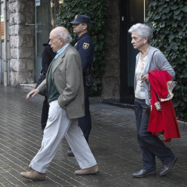 Jordi Pujol y su esposa, Marta Ferrusola, salen de su domicilio durante el registro de la UDEF. EFE/Quique García