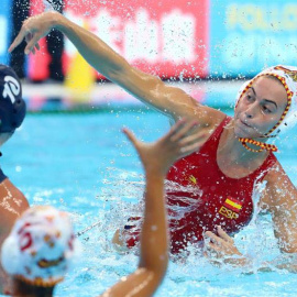 La española Beatriz Ortiz dispara a portería durante el partido contra Hungría. (EFE)
