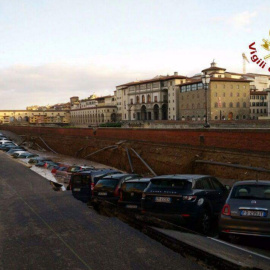 La grieta cerca del río Arno en Florencia. / Vigili del fuoco Firenze