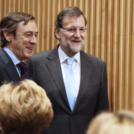 El jefe del Gobierno, Mariano Rajoy, y el diputado Rafael Hernando, tras se nombrado nuevo portavoz del PP en el Congreso. EFE/  J.J.Guillen