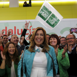 La presidenta de la Junta de Andalucía y candidata socialista, Susana Diaz, celebra con los militantes del partido los resultados en las elecciones de este 22-M. REUTERS/Marcelo del Pozo
