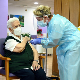 Araceli Hidalgo, de 96 anys, primera persona a rebre la vacuna contra la covid-19 a Espanya.