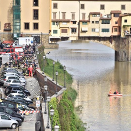 El socavón de 200 metros en el centro de Florencia no ha causado heridos. EFE/Maurizio Degl' Innocenti