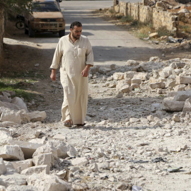 Un hombre camina hace unos días por Alepo tras los bombardeos de Rusia y Siria. REUTERS/Hosam Katan