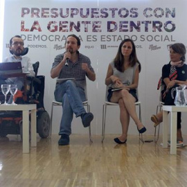 El líder de Podemos, Pablo Iglesias, el secretario de Organización, Pablo Echenique y la portavoz adjunta en el Congreso, Ione Belarra, entre otros asistentes, durante la presentación del documento "Presupuestos con la gente dentro. Democra