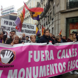 Manifestantes en la Puerta del Sol para exigir que se retiren los nombres de calles y símbolos franquistas / SARA PLAZA