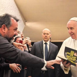 Enrique Vila en su encuentro con el Papa Francisco al entregar el libro ‘Carta de un bastardo al Papa’. EFE