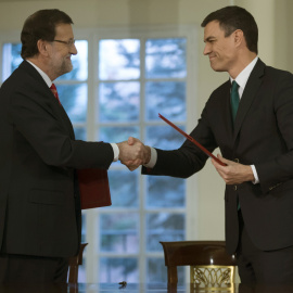 Mariano Rajoy y Pedro Sanchez se estrechan la mano tras la firma del acuerdo en materia de lucha contra el terrorismo yihadista . REUTERS/Juan Medina