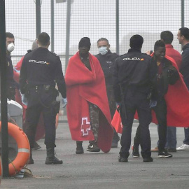 LLegada al puerto de Almería de las 32 personas, entre ellas dos mujeres, que Salvamento Marítimo ha rescatado de una patera que ha sido localizada al noreste de la isla de Alborán. EFE / Carlos Barba
